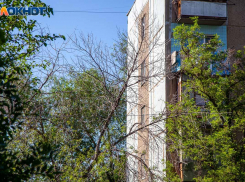 В Волжском 3-летняя девочка выпала из окна пятиэтажки