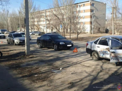 Водитель Lada не выдержал дистанцию: в Волжском произошло тройное ДТП