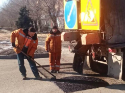 Латают по кусочкам: в Волжском начали ямочный ремонт дорог