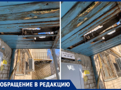 Деревянный козырек над дверью в подъезд насквозь прогнил и угрожает жизни волжан