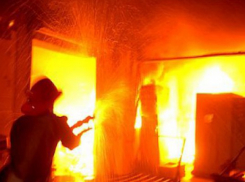 Под Волгоградом при пожаре в частном доме пострадал мужчина 