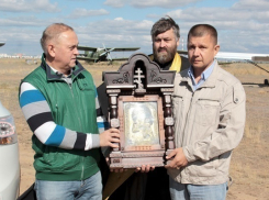 Чиновники облетели Волжский с иконой Божией матери в руках