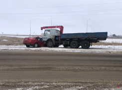 КАМАЗ подмял под себя легковушку на дороге в Волжском