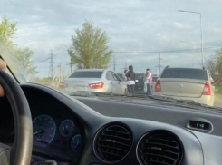 Тройное ДТП в Волжском попало на видео