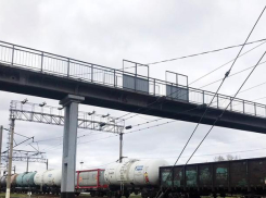 В Волжском завершили ремонт пешеходного моста через железную дорогу