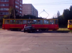 В Волжском иномарка протаранила «трамвай»