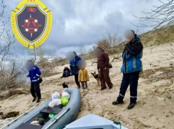 Волгоградские спасатели вывезли семью с малышом с острова за минуты до шторма