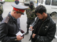 Под Волжским местные жители «проводят» нелегалов