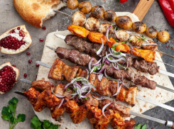 Вкусный шашлык на свежем воздухе или дома: закажите доставку в «Адреналине»