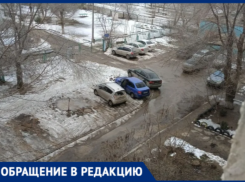 Волжане просят разобраться с хаосом у детсада: родители уничтожили зеленую зону во дворе многоэтажки