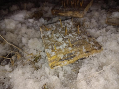 Доски с шипами лежат у детского сада в Волжском