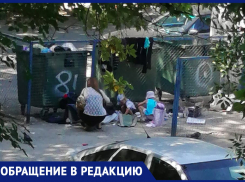 «Зачем детей приучать»: волжанка запечатлела женщину с детьми на «мусорке»