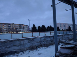 Трибуну на площади Ленина в Волжском снесут ради клумб и лавочек
