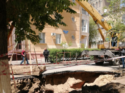 «Портал в ад»: видео с места обвала дороги у администрации Волгоградской области