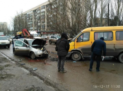 Маршрутка вылетела на встречку в Волжском: есть жертвы