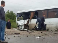 Автобус протаранил легковушку в Волжском: пострадала пассажирка
