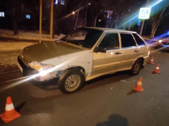 В Волжском 22-летний парень на пешеходном переходе сбил 16-летнюю девушку