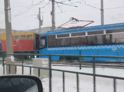 «Московский трамвай отказался ездить по волжским рельсам»: горожане засняли поломку вагона
