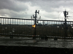 Из-за непогоды загорелись провода на ЛЭП в Волжском