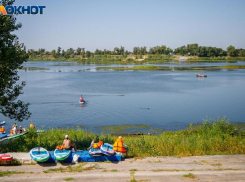 В Волжском активно очищают реку Ахтуба