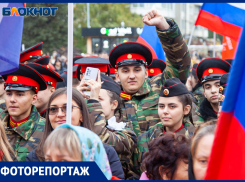 В Волжском прошел патриотический концерт «За наших! За Россию!»: фото