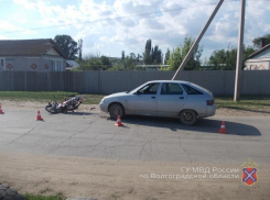 В Ленинске водитель без прав на мопеде столкнулся с автомобилем