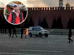Бродяга из Волжского сжег чучело с фото лица президента на Красной площади 