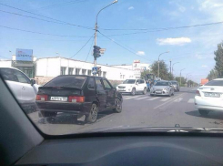 ВАЗ-2114 и Hyundai в Волжском протаранили друг друга на перекрёстке