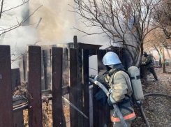 В Волжском горел деревянный забор и вещи в пристройке