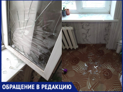 В Волжском железный кусок крыши разбил окно детской