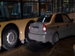 14-й автобус «притер» легковушку в Волжском 