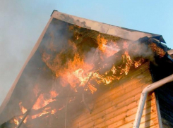 В Краснослободске за считанные минуты вспыхнула деревянная баня