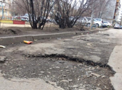 Глубокие ямы на «отремонтированных» внутриквартальных дорогах поразили волжан