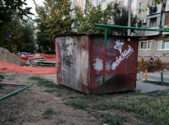 В Волжском из-за вырытого рабочими котлована во двор не могут проехать экстренные службы