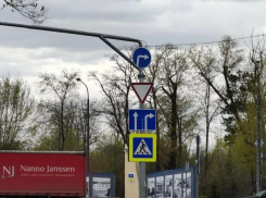 На въезде в Волжский дорожные знаки запутали водителей