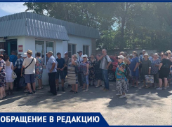 Пенсионеров под палящим солнцем часами держат в очередях в Волжском