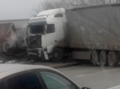 На юге Волгограда грузовик протаранил маршрутку: 9 человек в тяжелом состоянии