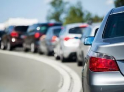 На Среднеахтубинской трассе снова пробка из-за дорожных работ