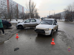 В Волжском мужчина не справился с управлением авто и выехал на встречку: подробности ДТП