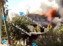 Близ Волжского сгорел частный дом