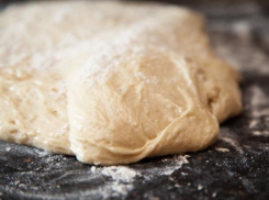 Волжанин лишился трех пальцев, работая на тестомесильной машине