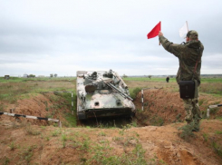 Мобилизованные волжане учатся водить боевую технику в учебном центре