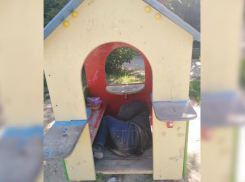 Волжский джентельмен заночевал в домике на детской площадке