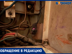 «УК не шевелится что-то предпринимать»: в одном из домов волжского плавятся провода в электрощитке