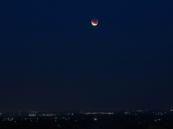 Волжане делятся фотографиями «кровавого суперлуния» в соцсетях