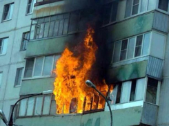 Загоревшийся по случайности балкон едва не стал причиной трагедии в Волжском