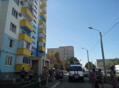 В Волжском малыш едва не выпал из окна