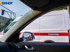 Мужчину на носилках унесли с места ДТП в поселке в Волжском