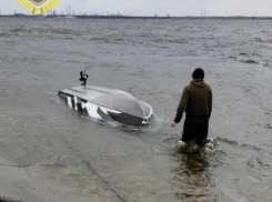 В Волгограде из-за непогоды перевернулось маломерное судно