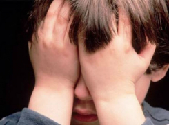 В Волжском в течение шести лет пенсионер развращал свою маленькую соседку